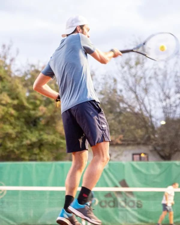 Serviciu la Tenis pentru Fapte Bune